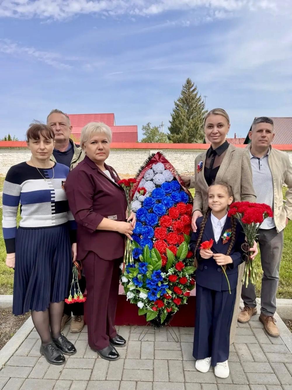 Сотрудники приняли участие в возложения цветов и венков у памятника неизвестному солдату