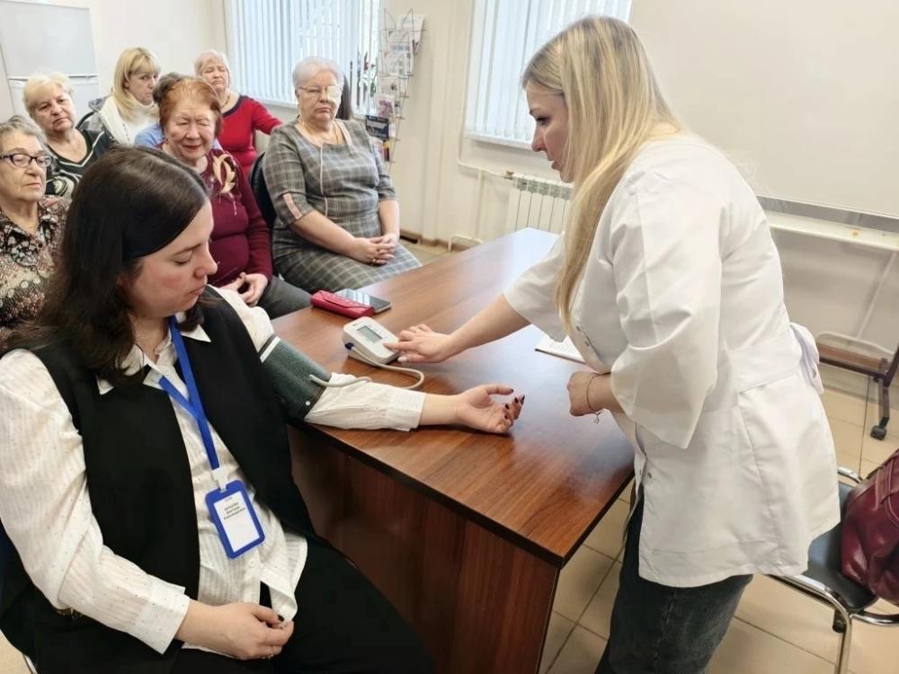 Заведующая поликлиникой провела встречу и беседу с жителями города в рамках мероприятия проводимого в Центре общения старшего поколения в социальном фонде г. Моршанска  ​